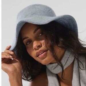 ALO Yoga Light Gray Women's Hat & Scarf set (merino wool)